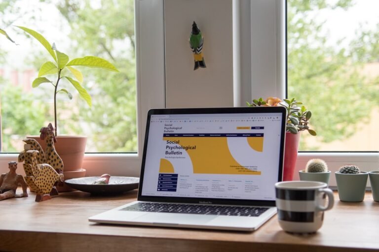 Freelancing in the UK as a migrant - tax and invoicing cover image